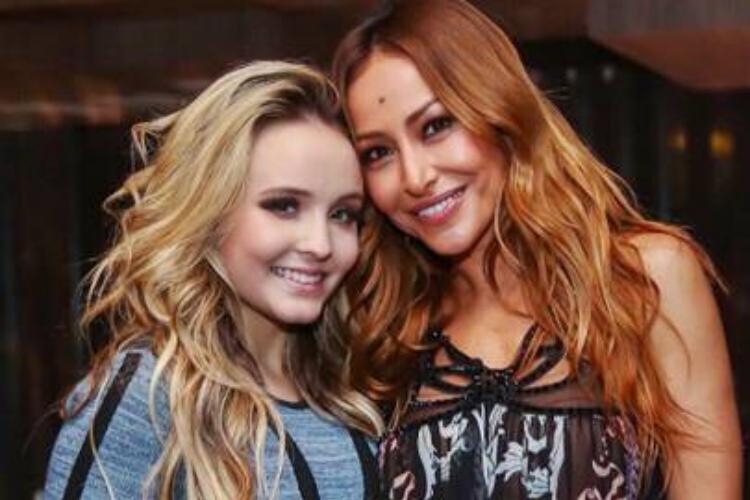 Sabrina Sato dá presente surpresa a Larissa Manoela; saiba qual