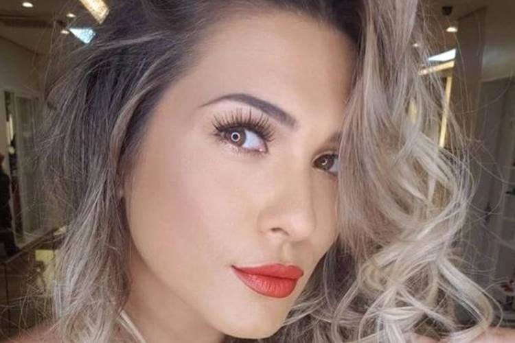 De biquíni, Lívia Andrade exibe o bumbum e ironiza após perder seguidores