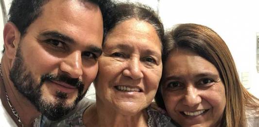 Luciano Camargo com a mãe e irmã/Instagram