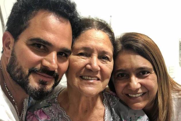 Luciano Camargo com a mãe e irmã/Instagram