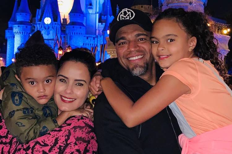 Casada com Denilson, Luciele Di Camargo fala sobre a criação dos filhos