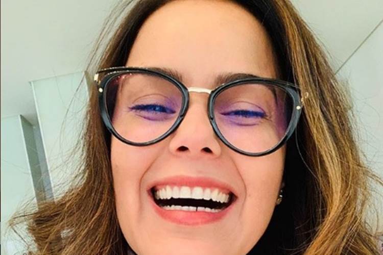 Irmã de Zezé Di Camargo reaproveita roupa da filha para curtir pré-carnaval