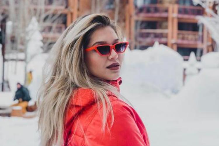 Filha de sertanejo faz viagem romântica com o namorado
