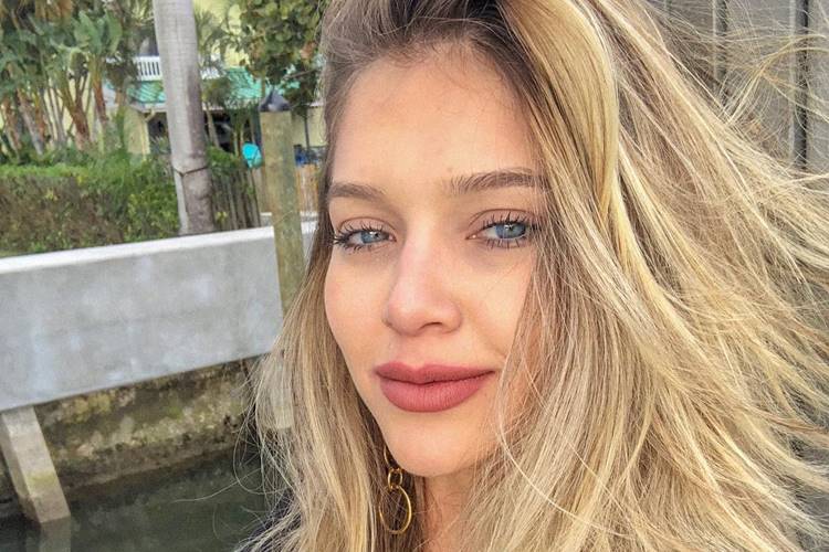 Filha de sertanejo fala sobre a vida na web e revela relação com a família de seu pai