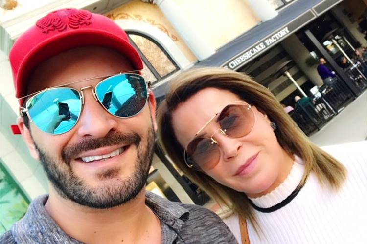 Em click coladinho com Zilu, Marco Ruggiero lamenta saudade da amada