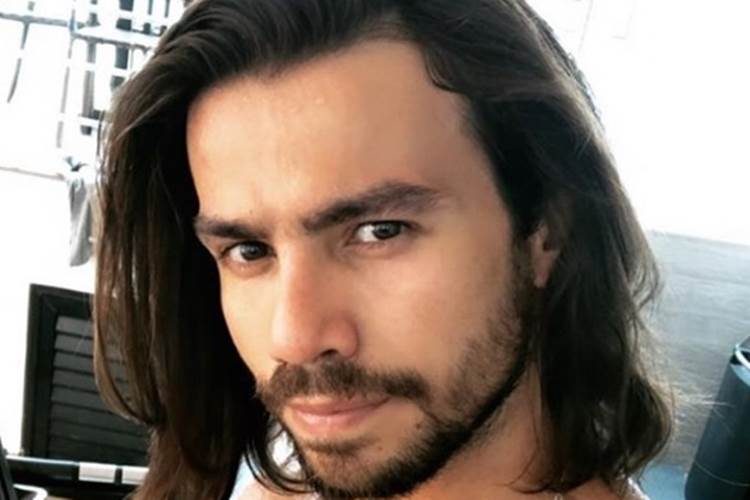 Sertanejo Mariano deixa fãs sem ar ao posar sem camisa