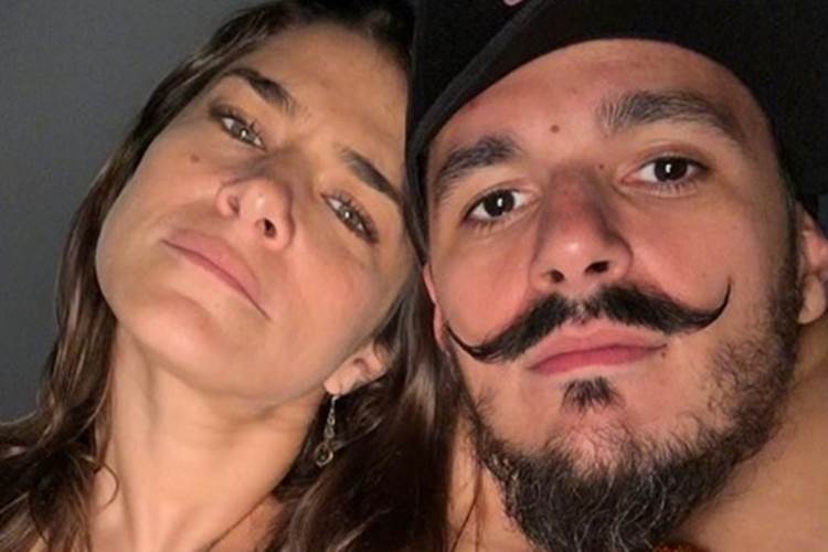 Priscila Fantin surge provocante em click com o noivo