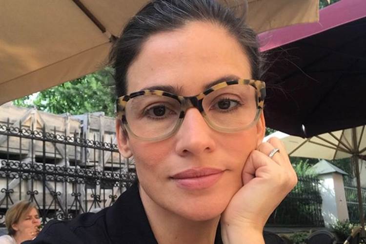 Renata Vasconcellos confunde internautas ao posar com a irmã gêmea