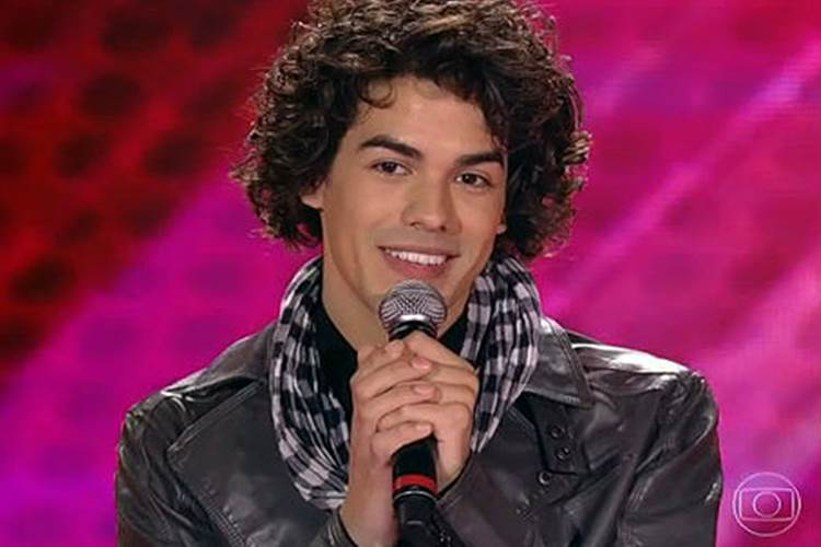 Campeão do segundo “The Voice”, passa por dificuldades financeiras e apela para outro trabalho