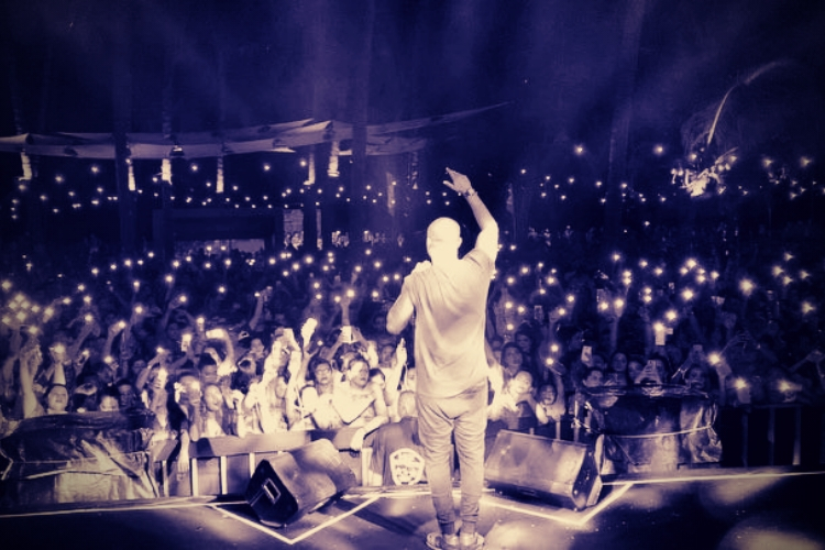 Pagodeiro encerra show mais cedo por conta de chuva e público reclama