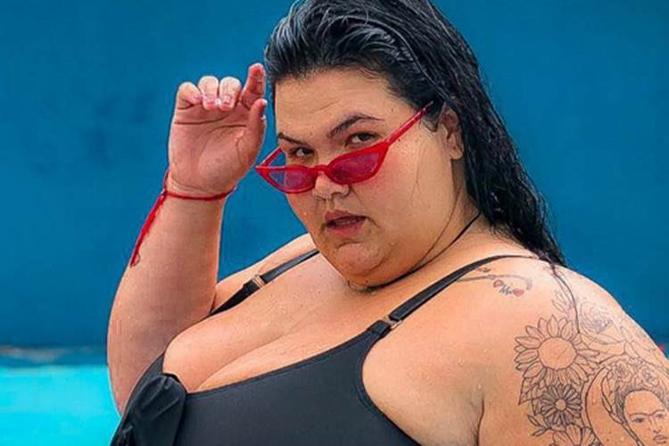 Thais Carla faz reflexão na web em click só de biquíni