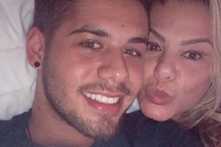 Grudadinha com o filho, Poliana, mulher de Leonardo recebe declaração