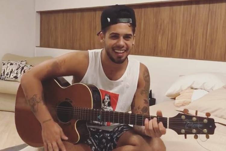 Zé Felipe, filho de Leonardo, canta grande sucesso sertanejo e arranca suspiros na web