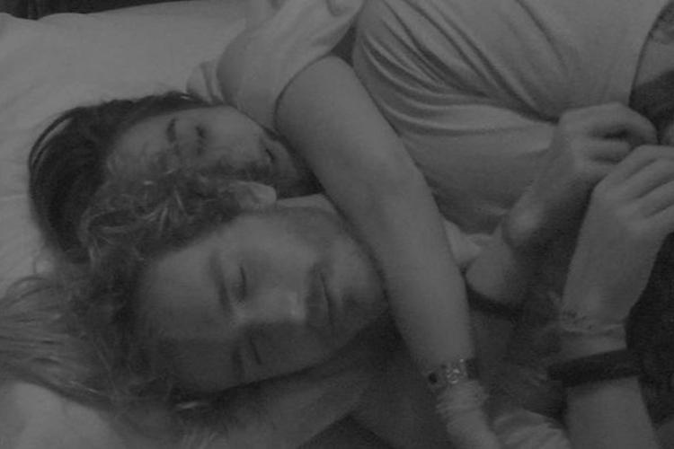 BBB19: Alan tenta dormir de conchinha com Carolina