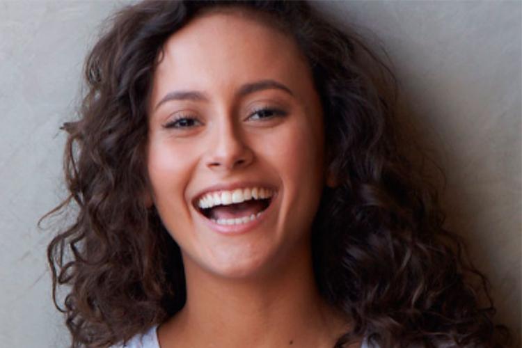 Atriz global exibe estrias na pele em foto; veja