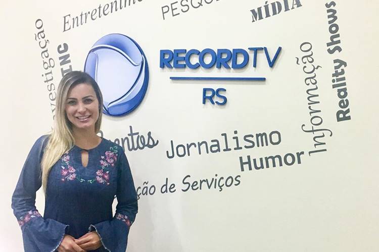 Andressa Urach fecha contrato com a Record