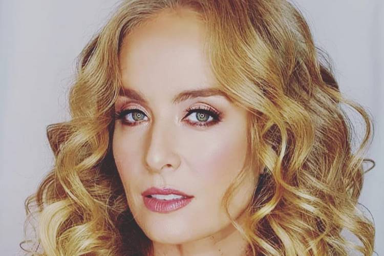 Tudo em cima! Angelica exibe curvas ao tomar sol