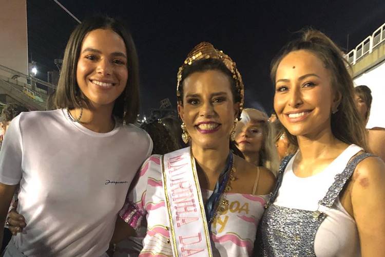 Bruna Marquezine aparece ao lado de Narcisa e Sabrina Sato em camarote na Sapucaí