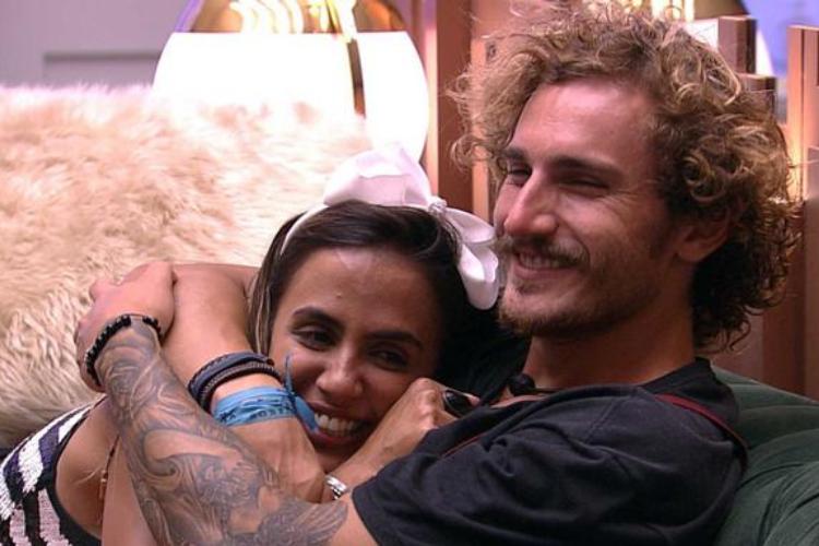 BBB19: Alan e Carolina trocam carícias durante festa