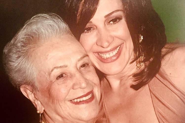 Claudia Raia relembra a mãe e faz homenagem: “Te amarei eternamente”
