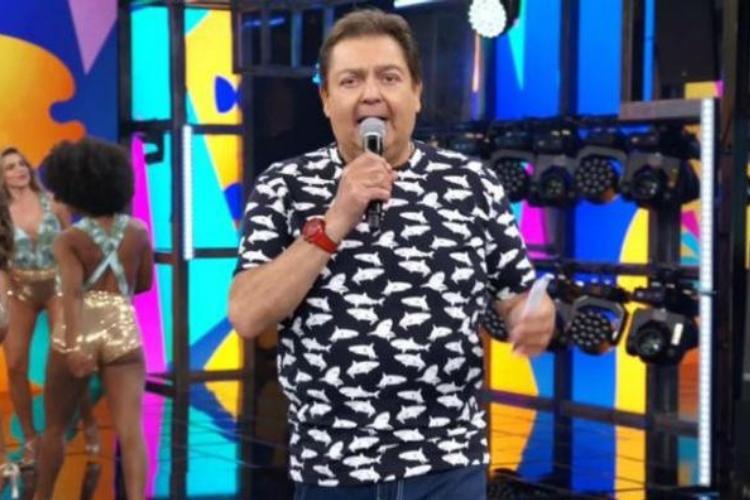 Por conta de camiseta, Faustão vira piada nas redes sociais