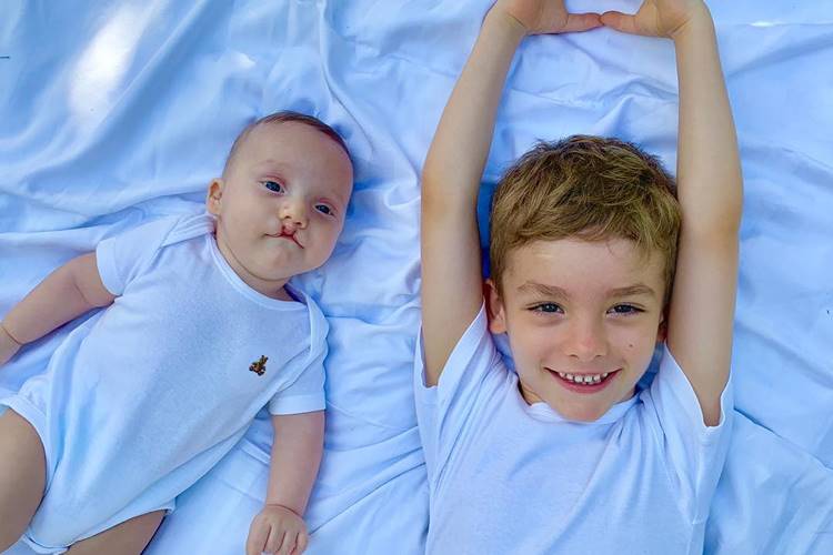 Ana Hickmann posta foto do filho e do sobrinho e fala da relação dos dois