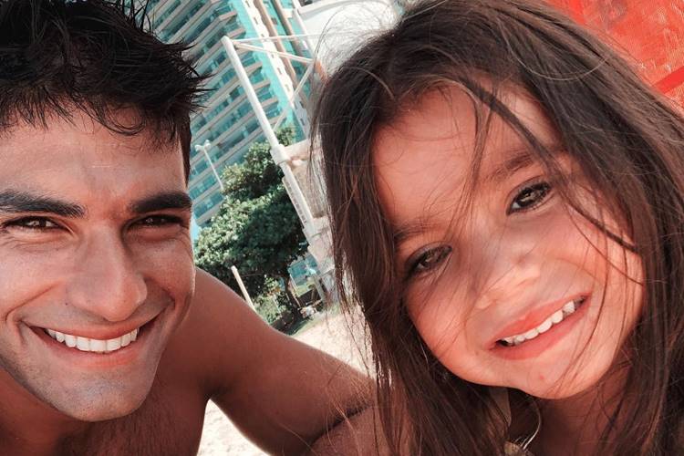 Hugo Moura posa com a filha Maria Flor e semelhança chama atenção