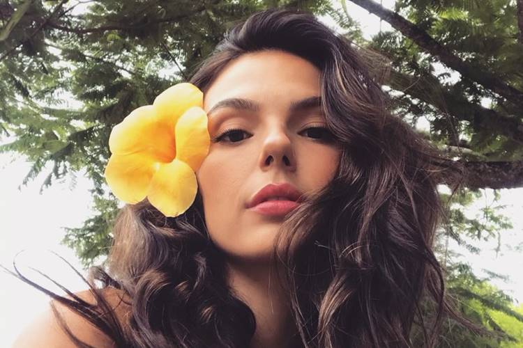 Isis Valverde posa deitada à beira mar e recebe elogios