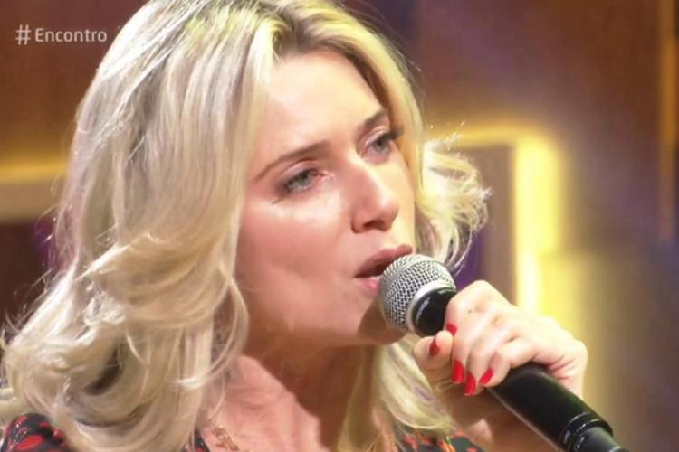 Letícia Spiller erra letra de música ao vivo no “Encontro”