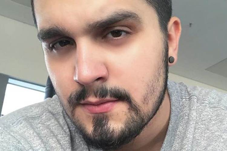Luan Santana ostenta ao aparecer sentado em cima de carrão