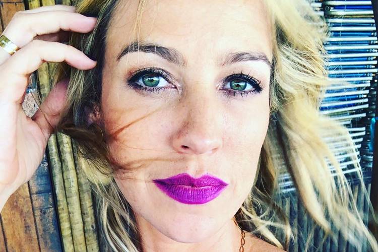 Recém-separada, Luana Piovani posa com decote e sensualiza na praia