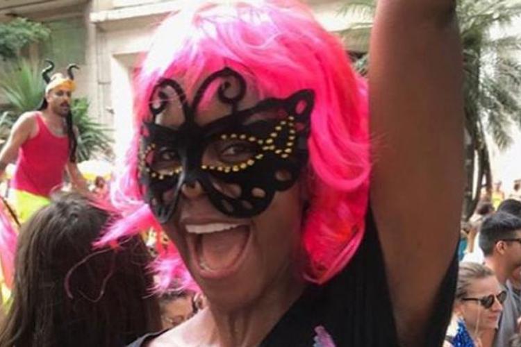 Maju Coutinho curte bloco de rua com peruca rosa