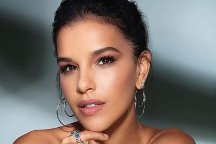 Mariana Rios compartilha click raro ao lado do noivo durante viagem