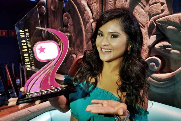 Mileide Mihaile com o Troféu Área VIP/Foto: Área VIP