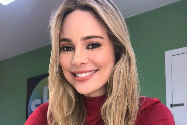 Com look igual, Rachel Sheherazade relembra foto com a filha: “Tal mãe, tal filha”
