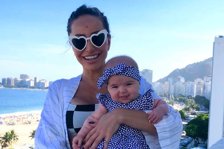 Sabrina Sato encanta internautas ao exibir Zoe sorridente tomando banho