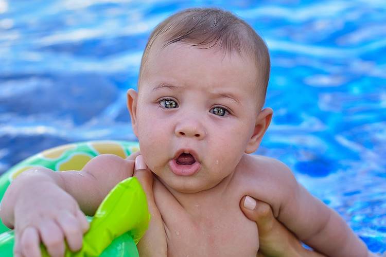 Caçula de Gusttavo Lima tem reação surpreendente ao ouvir o pai cantando sofrência