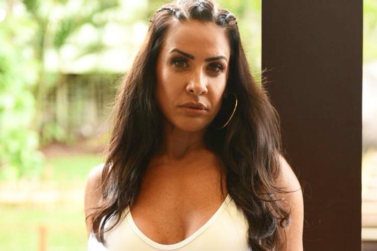 Scheila Carvalho se machuca em trio elétrico