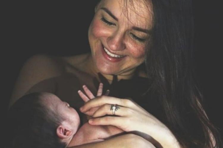 Após gravidez de risco e parto de emergência, ex-atriz mirim comemora primeiro mês do filho