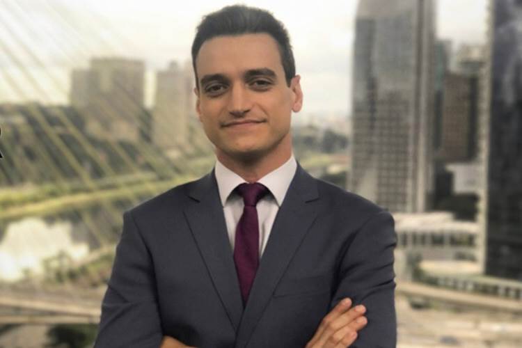 Repórter da Globo rouba a cena ao comer churrasco durante matéria