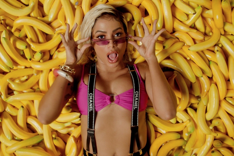 Anitta ignora rumores de suposto novo affair na web e faz declaração