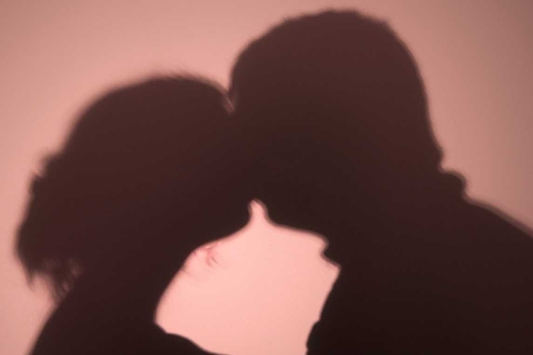 Apresentador famoso é acusado de trair esposa com uma conhecida atriz