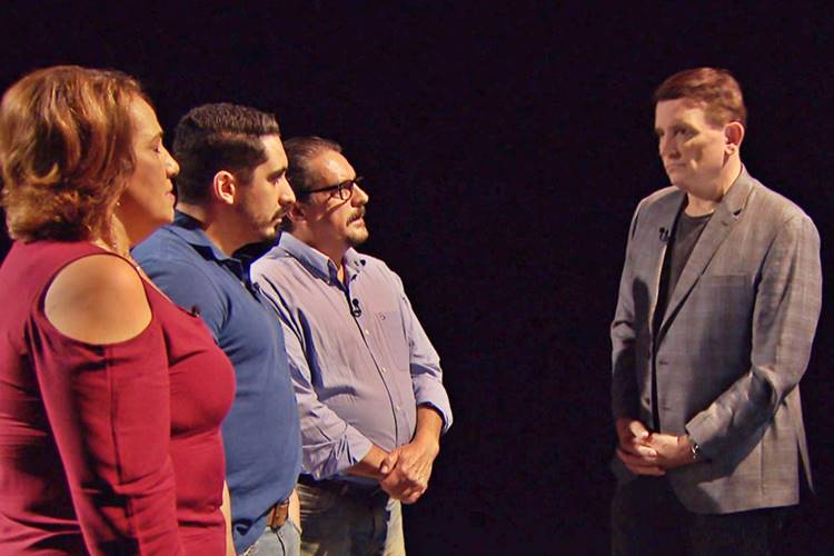 Roberto Cabrini investiga trajetória de jovem vitimado pelo preconceito