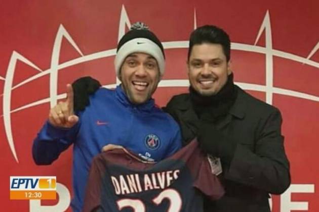 Daniel Alves e Roger Flores