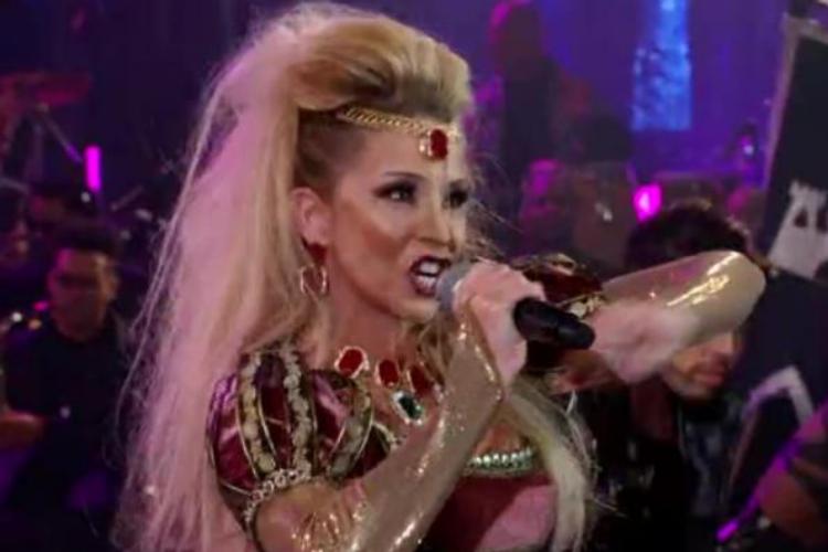 Danielle Winits causa polêmica no “Domingão do Faustão”