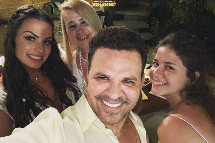 Grudadinha com as filhas, sogra de Eduardo Costa deseja Feliz Páscoa