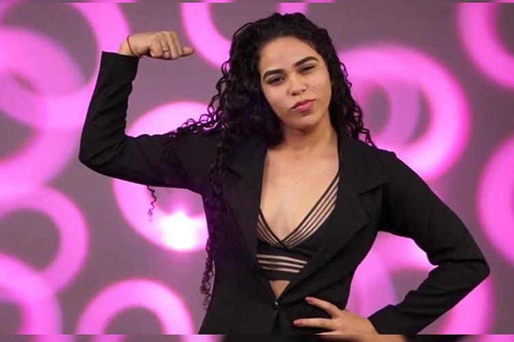 Ex-BBB Elana posa de biquíni e boa forma chama a atenção na web