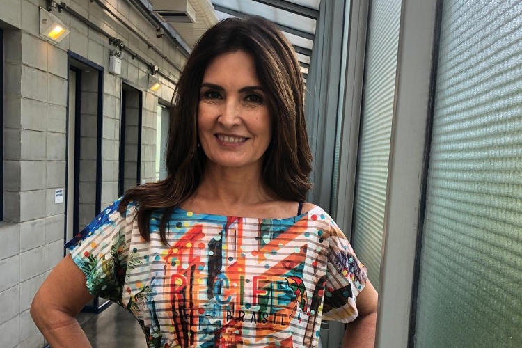 Fátima Bernardes posa como bailarina e impressiona internautas na web