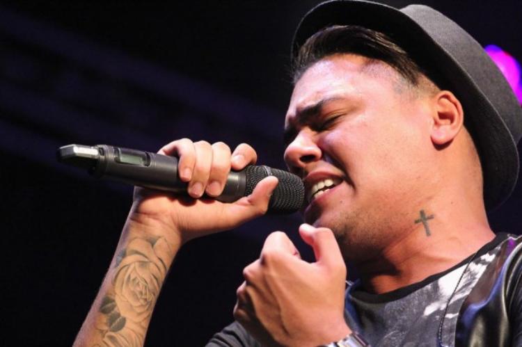 Felipe Araújo exibe vídeo de Cristiano Araújo em show e pai lamenta saudade