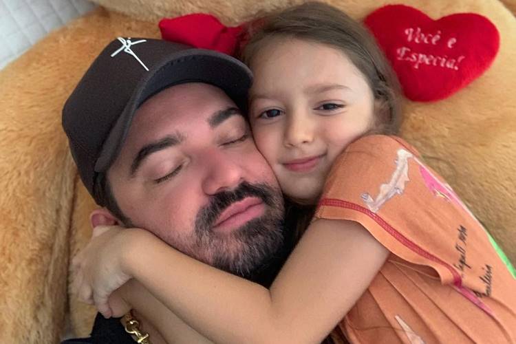 Fofura! Sertanejo Fernando exibe lindo mimo que ganhou da filha
